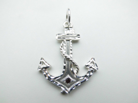 Zilveren anker hanger. (diamond cut & rood steentje)