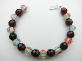 Bordeaux rood - regenboog kralen bracelet met zilveren sluiting.