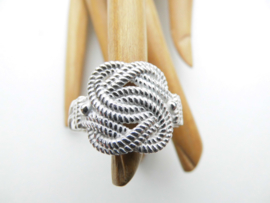 Zilveren mattenklopper ring met schakel scheen.