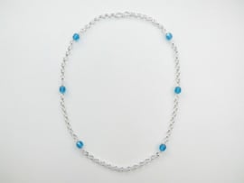 Zilveren baby lontai ketting met blauwe kralen.