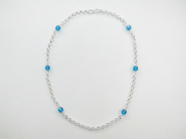 Zilveren baby lontai ketting met blauwe kralen.