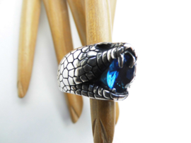 Zilveren slangen ring met blauwe steen.