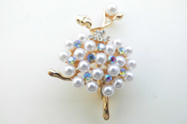Broche ballerina met synth. pareltjes.