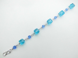 Zilveren blauwe kralen bracelet.