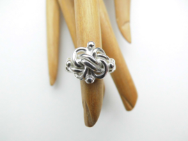 Zilveren knoop ring.