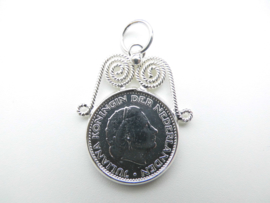 Zilveren Juliana 1 Gulden munt hanger met kroon.