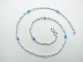 Zilveren baby tarate ketting met blauwe kralen.