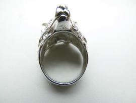 Zilveren wolf/hond ring met rode ogen.