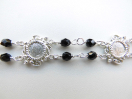 Zilveren muntjes-zwarte kralen bracelet.