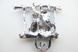 Broche poesjes op schommel.