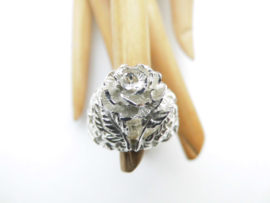 Zilveren roos op piet-piet ring.