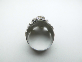 Zilveren rots ring met kleine pantertje erop.