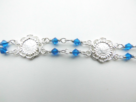 Zilveren muntjes-blauwe kralen bracelet.
