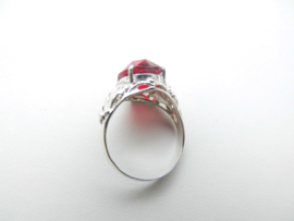 Zilveren rode steen dames ring.