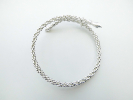 Zilveren gevlochten armbanden. (roosknop)