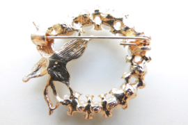 Broche vlinder krans met synth. parel.