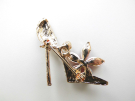 Broche pump met rode bloem.