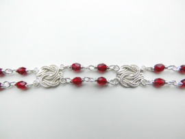 Zilveren mattenklopper-rode kralen bracelet.