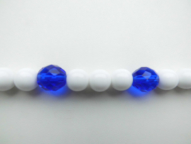 Wit/blauwe kralen bracelet met zilveren sluiting.