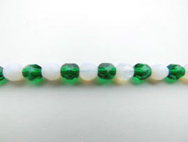 Groen/witte kralen bracelet met zilveren sluiting.