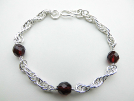 Zilveren tarate bracelet met rode kralen.