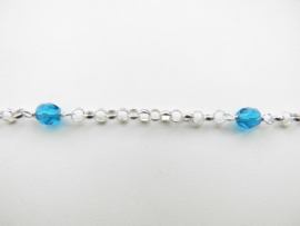 Zilveren baby lontai ketting met blauwe kralen.