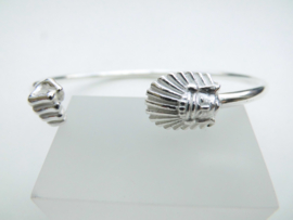 Zilveren indiaan-vuist boei armband.