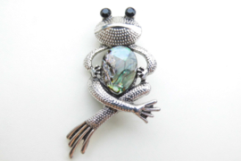 Broche parelmoer kikker.