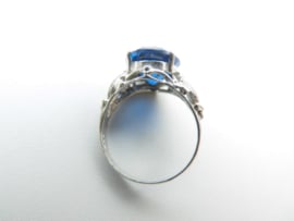 Zilveren blauwe steen dames ring.