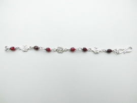Zilveren mattenkloppertjes rode kralen baby bracelet.