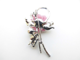 Broche roze bloem met synth. parel .