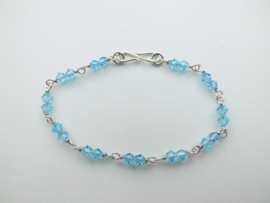 Zilveren licht blauwe kralen bracelet.