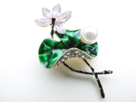 Broche mooie bloem met synth. parel.