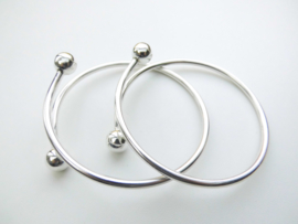 Zilveren gladde armband.