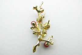 Broche bloesem met rode bessen.