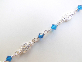 Zilveren mattenkloppers blauwe kralen ketting. (60 cm)
