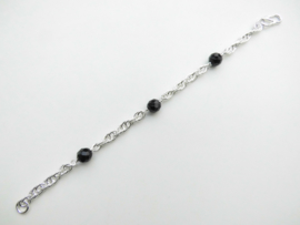 Zilveren tarate bracelet met zwarte kralen.