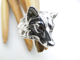 Zilveren wolf/hond ring met rode ogen.