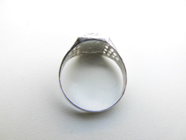 Zilveren cachet ring met roos erop.