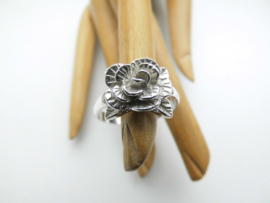 Zilveren bloem ring.