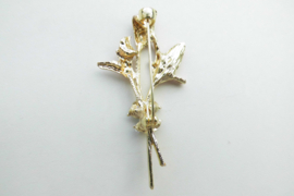 Broche licht roze bloemen met licht blauwe vlinder.