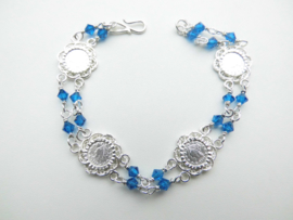 Zilveren muntjes-blauwe kralen bracelet.