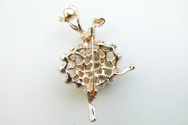 Broche ballerina met synth. pareltjes.