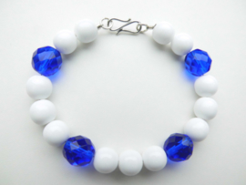 Wit/blauwe kralen bracelet met zilveren sluiting.