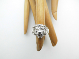 Zilveren leeuwen kop ring. ( klein )