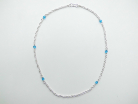 Zilveren baby tarate ketting met blauwe kralen.