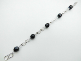 Zilveren lontai zwart ogrie ai kralen bracelet.