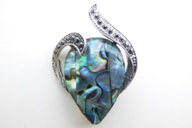 Broche parelmoer druppel.
