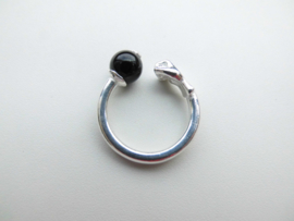 Zilveren zwarte kraal-vuist boei ring.