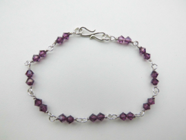Zilveren paarse kralen bracelet.